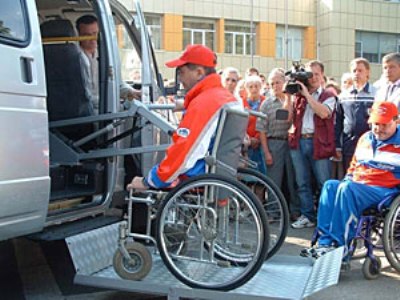 Это микроавтобусы со специальной платформой-подъемником, которая переносит человека на коляске в салон.