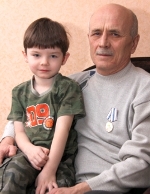 Тальгат Хайдарович воспитывает внука Женю с двухмесячного возраста