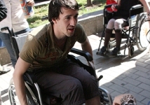 А в инвалидные кресла Артур сел, чтобы понять, каково жить в Москве людям с ограниченными возможностями 