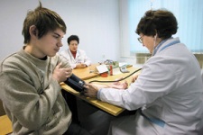За среднестатистический визит в поликлинику госбюджет платит врачам 218 рублей 