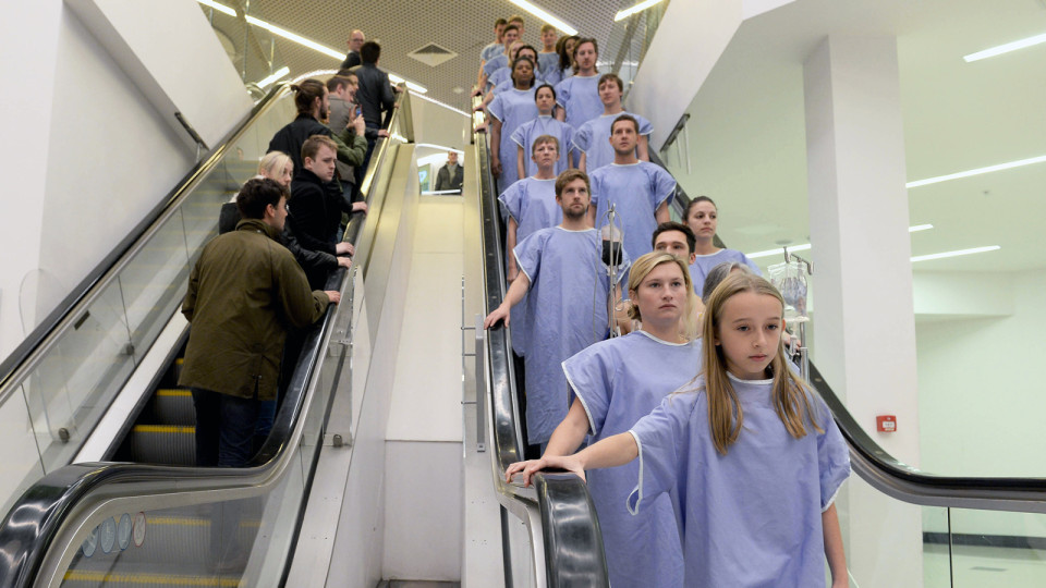 Акция на вокзале Виктория в Лондоне. Больше двадцати людей в хирургических халатах устроили флешмоб, чтобы привлечь внимание к проблемам людей, нуждающихся в трансплантации органов.