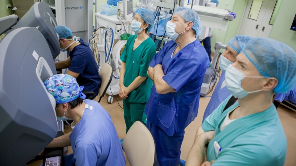 В России работают 25 роботизированных систем «Da Vinci». На фото - тестирование хирургического комплекса в Первом МГМУ. 
