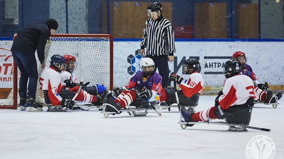 Фото: facebook.com/paraicehockey.ru/