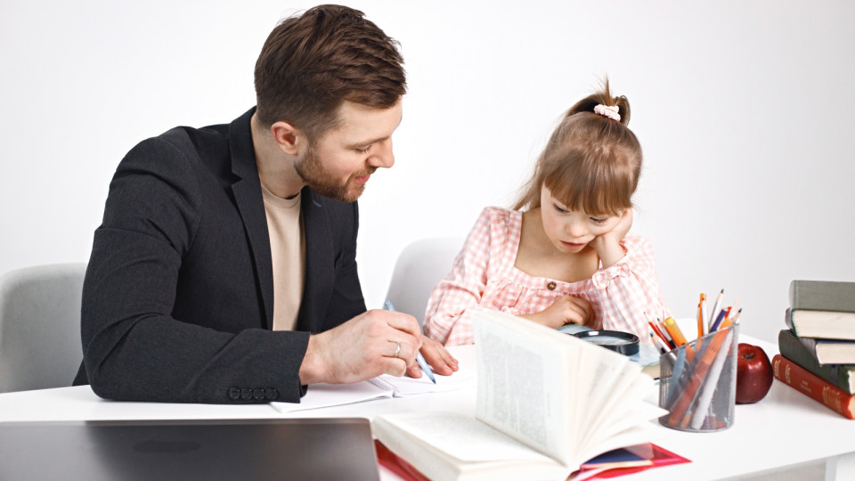 <a href=https://ru.freepik.com/free-photo/girl-with-down-syndrome-studying-with-her-teacher-at-home_26965039.htm>Изображение от prostooleh на Freepik</a> на Freepik