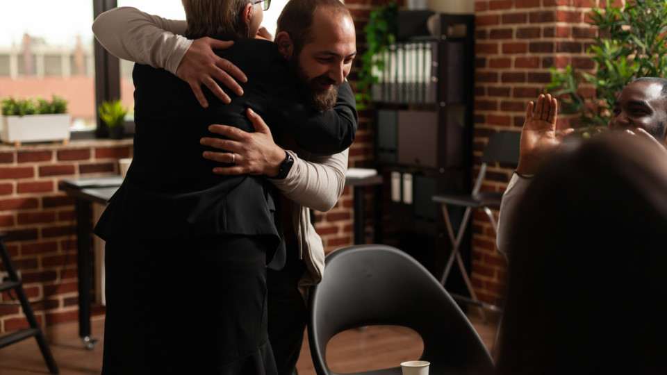 <a href=https://ru.freepik.com/free-photo/man-and-psychologist-hugging-after-sharing-addiction-progress-with-aa-meeting-group-psychotherapist-congratulating-person-and-celebrating-achievement-with-hug-at-therapy-session_22789060.htm>Изображение от DCStudio на Freepik</a>