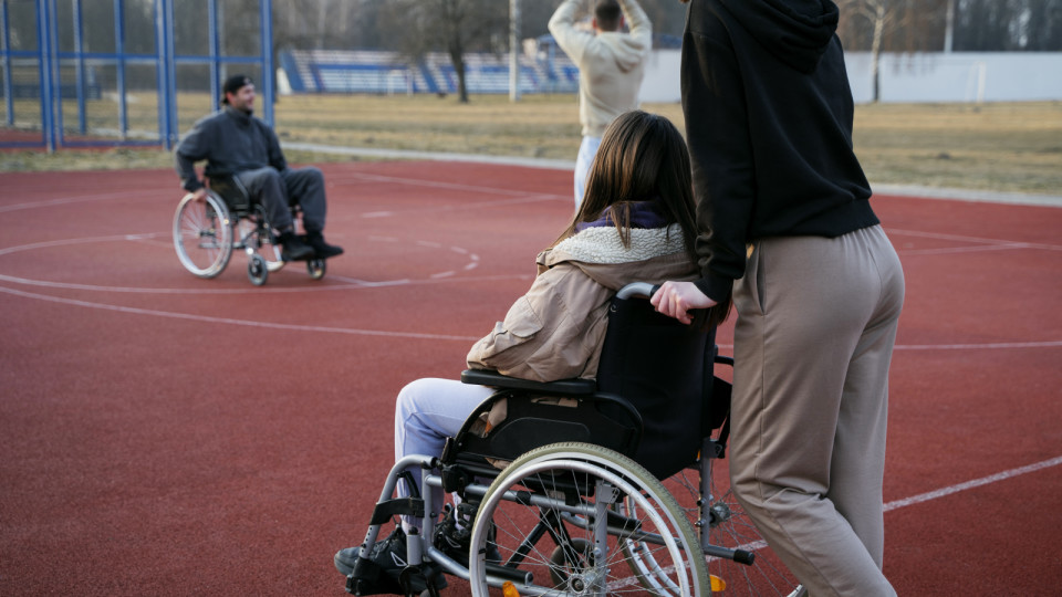 <a href=https://ru.freepik.com/free-photo/side-view-friends-playing-basketball-together_25959843.htm>Изображение от Freepik</a>