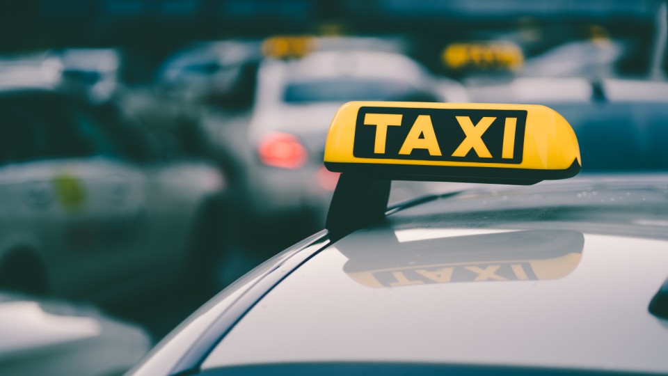 <a href=https://ru.freepik.com/free-photo/selective-focus-shot-of-a-yellow-taxi-sign-in-a-traffic-jam_17110079.htm>Изображение от wirestock на Freepik</a>