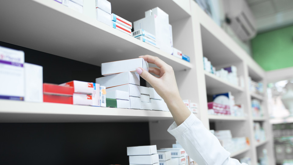 <a href=https://ru.freepik.com/free-photo/closeup-view-of-pharmacist-hand-taking-medicine-box-from-the-shelf-in-drug-store_11036160.htm>Изображение от aleksandarlittlewolf на Freepik</a>