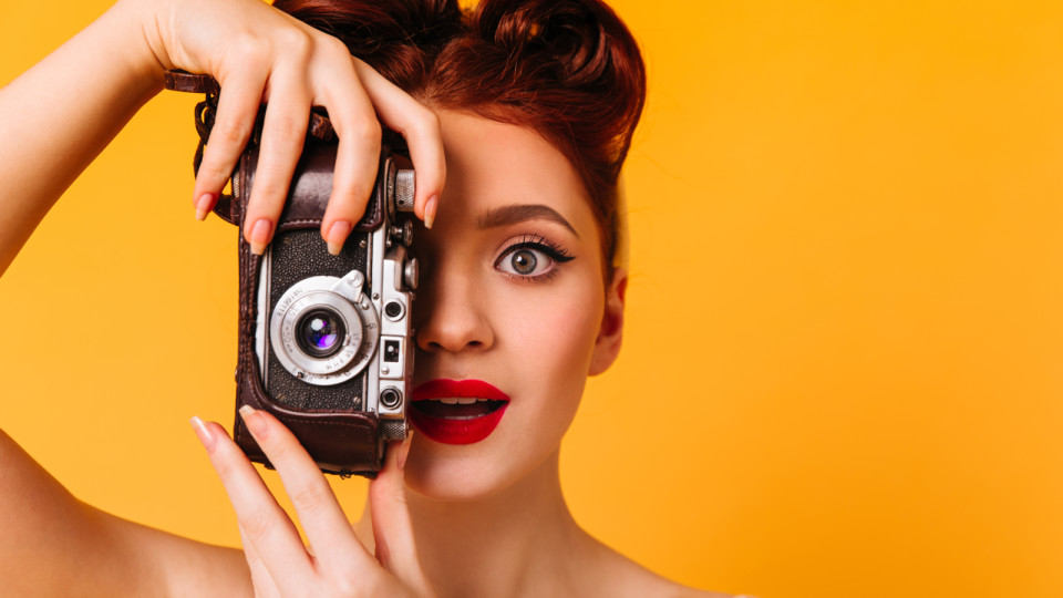 <a href=https://ru.freepik.com/free-photo/portrait-of-amazed-pinup-woman-with-camera-charming-photographer-with-red-lips-taking-pictures_12727020.htm>Изображение от lookstudio на Freepik</a>