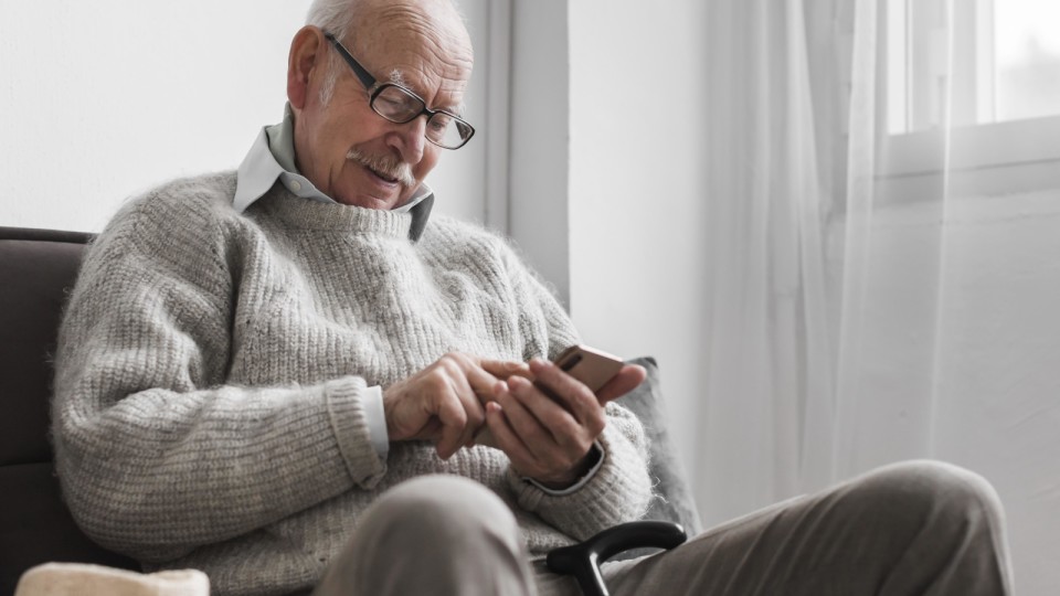 <a href=https://ru.freepik.com/free-photo/side-view-of-older-man-in-a-nursing-home-using-smartphone_10892984.htm>Изображение от Freepik</a>