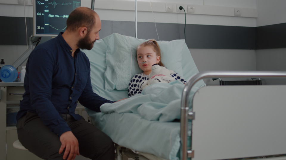 <a href=https://ru.freepik.com/free-photo/sick-girl-child-lying-in-bed-discussing-with-worried-father-during-diagnosis-consultation_18265213.htm>Изображение от DCStudio на Freepik</a>