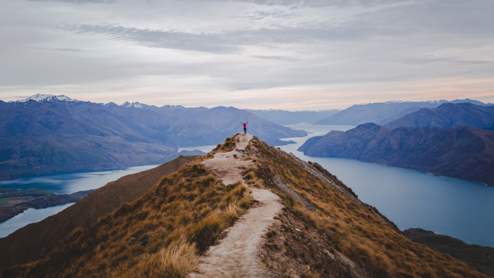 <a href=https://ru.freepik.com/free-photo/panoramic-view-of-the-roys-peak-in-new-zealand-with-low-mountains-in-the-distance-under-cloudscape_13005896.htm>Изображение от wirestock</a> на Freepik