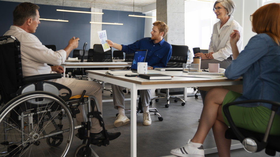 <a href=https://ru.freepik.com/free-photo/inclusive-workspace-atmosphere-at-an-office-job_30125156.htm>Изображение от Freepik</a>