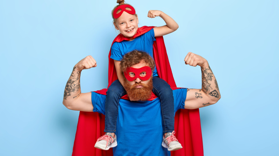 <a href=https://ru.freepik.com/free-photo/strong-powerful-dad-and-little-female-child-on-his-shoulders-show-muscles_12349990.htm>Изображение от wayhomestudio на Freepik</a>