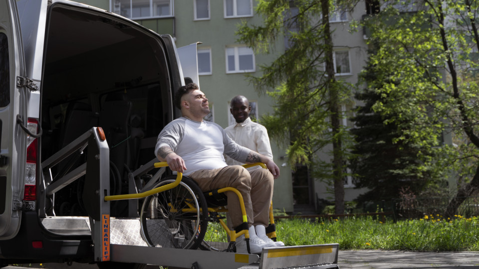 <a href=https://ru.freepik.com/free-photo/full-shot-disabled-man-getting-out-of-car_27644721.htm>Изображение от Freepik</a>