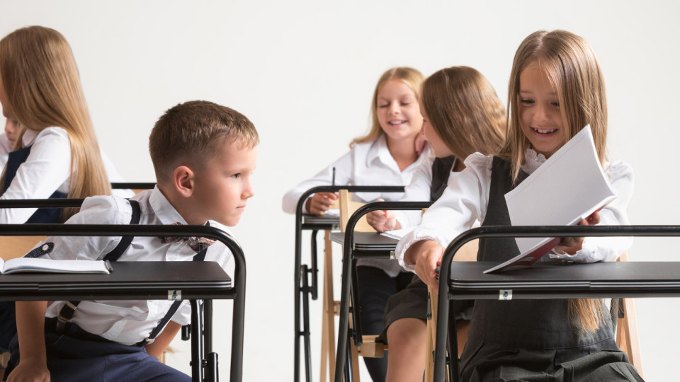 <a href=https://ru.freepik.com/free-photo/school-children-in-classroom-at-lesson_8679154.htm>Изображение от master1305 на Freepik</a>