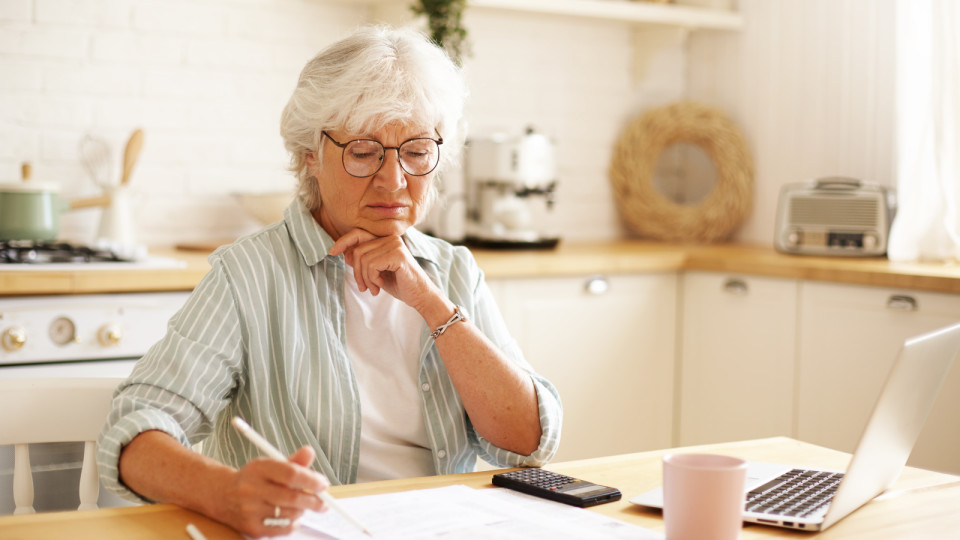 <a href=https://ru.freepik.com/free-photo/concentrated-female-pensioner-wearing-eyeglasses-focused-on-financial-papers-while-paying-bills-online-using-laptop-holding-pencil-making-notes-people-technology-finances-and-domestic-budget_11200013.htm>Изображение от shurkin_son на Freepik</a>