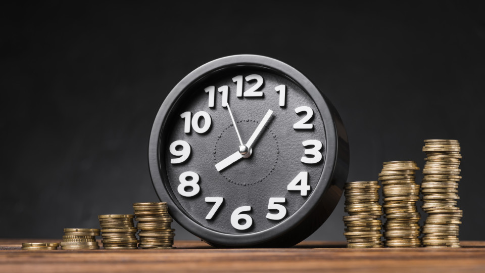 <a href=https://ru.freepik.com/free-photo/round-clock-between-the-increasing-coins-on-wooden-desk-against-black-backdrop_3978756.htm>Изображение от Freepik</a>