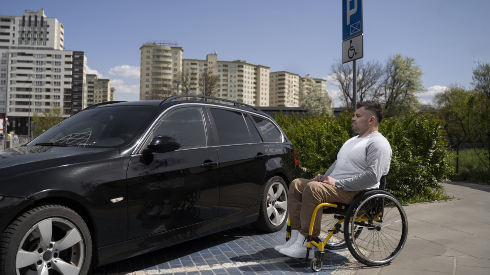 <a href=https://ru.freepik.com/free-photo/side-view-man-in-wheelchair-near-car_27644714.htm>Изображение от Freepik</a>