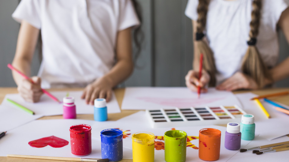 <a href=https://ru.freepik.com/free-photo/colorful-paint-colors-in-front-of-a-girl-painting-on-the-white-paper-over-the-table_4142005.htm>Изображение от Freepik</a>