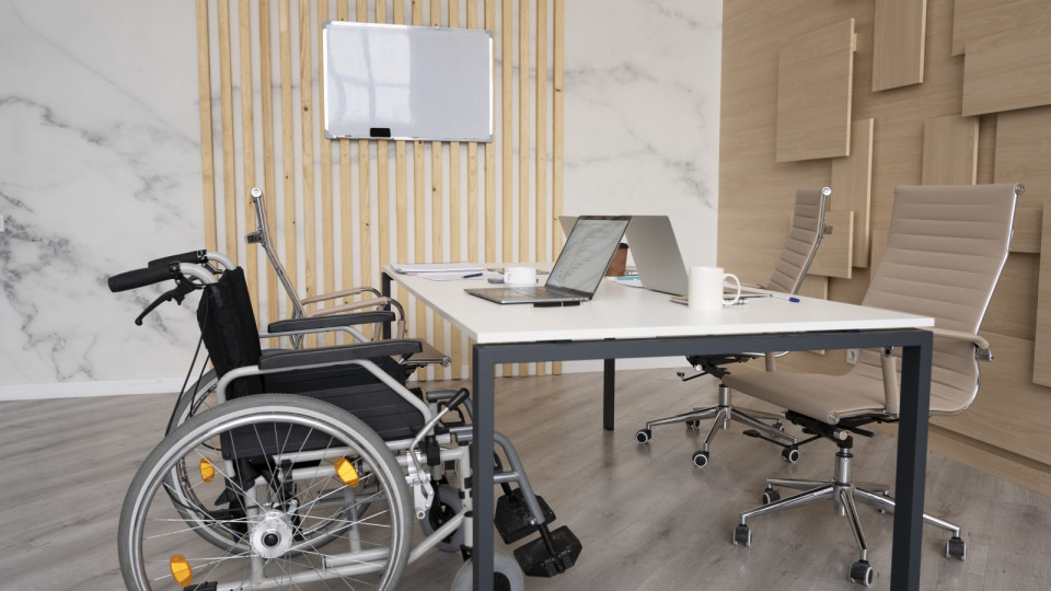 <a href=https://ru.freepik.com/free-photo/office-workspace-organized-for-social-integration_24481631.htm>Изображение от Freepik</a>