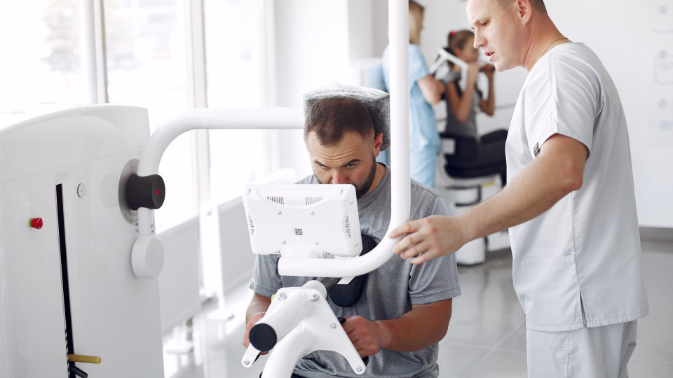 <a href=https://ru.freepik.com/free-photo/doctor-with-a-patient-in-physiotherapy-clinic_9695161.htm>Изображение от prostoolehна Freepik</a>