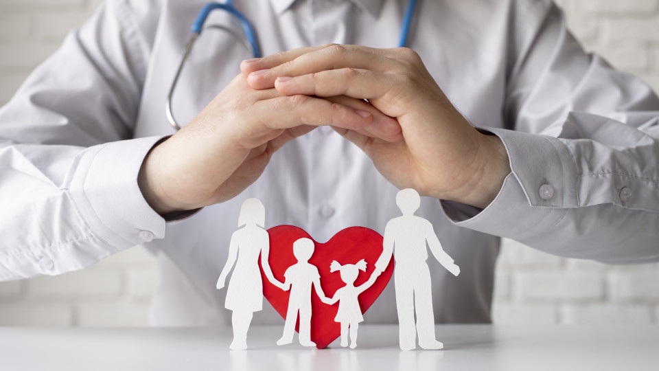 <a href=https://ru.freepik.com/free-photo/close-up-doctor-with-stethoscope_20825541.htm>Изображение от Freepik</a>