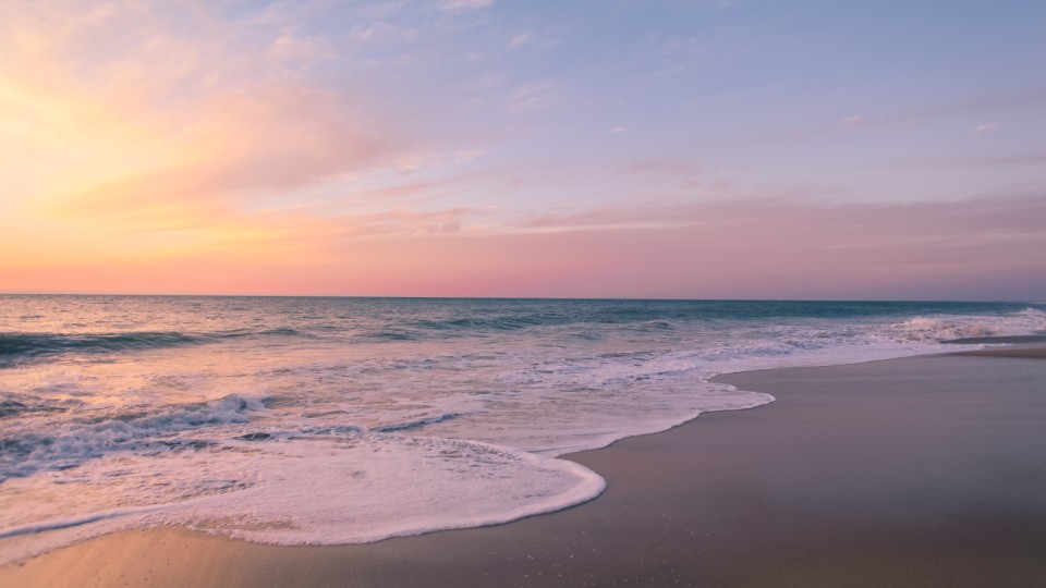 <a href=https://ru.freepik.com/free-photo/beautiful-shot-of-the-colorful-sunset-at-the-beach_12304773.htm>Изображение от wirestock на Freepik</a>