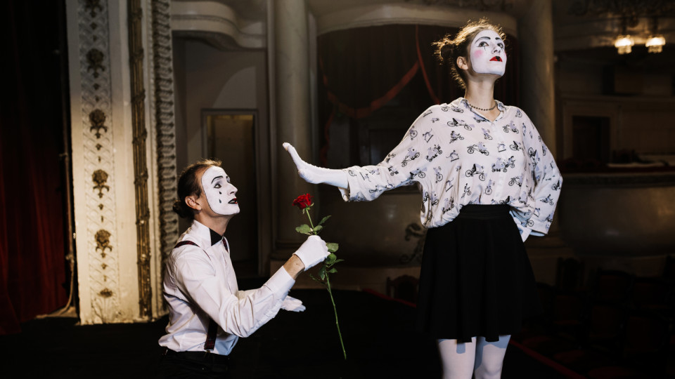 <a href=https://ru.freepik.com/free-photo/female-mime-showing-stop-gesture-to-male-mime-artist-holding-red-rose_2934819.htm>Изображение от Freepik</a>