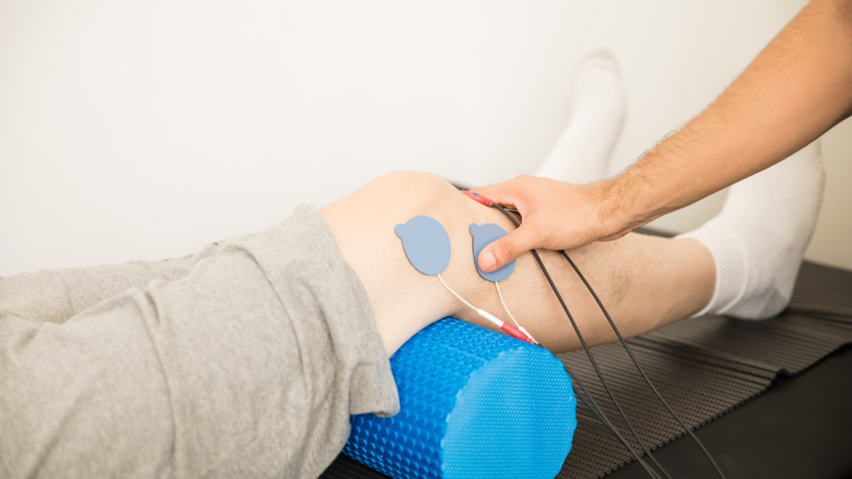 <a href=https://ru.freepik.com/free-photo/closeup-of-physiotherapist-s-hand-positioning-electrodes-on-patient-s-knee-in-hospital_27999062.htm</a> Изображение на Freepik