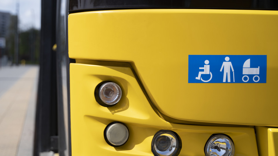 <a href=https://ru.freepik.com/free-photo/front-view-bus-with-disabled-people-symbols_27644707.htm>Изображение от Freepik</a>