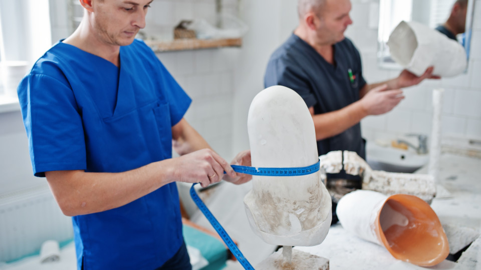 <a href=https://ru.freepik.com/free-photo/two-prosthetist-man-workers-making-prosthetic-leg-while-working-in-laboratory_26285163.htm>Изображение от ASphotofamily на Freepik</a>