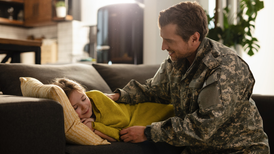 <a href=https://ru.freepik.com/free-photo/affectionate-soldier-looking-at-his-sleepy-daughter-who-is-lying-on-the-sofa-at-home_25855760.htm>Изображение от Drazen Zigic на Freepik</a>