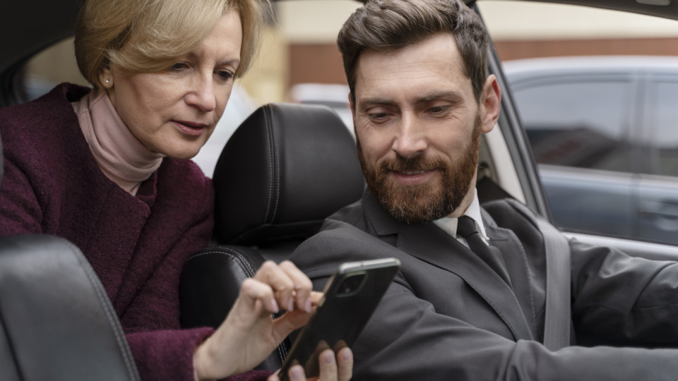 <a href=https://ru.freepik.com/free-photo/taxi-driver-and-female-client-interacting-in-a-formal-way_21075268.htm>Изображение от Freepik</a>