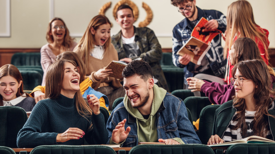 <a href=https://ru.freepik.com/free-photo/the-group-of-cheerful-happy-students-sitting-in-a-lecture-hall-before-lesson_9708333.htm>Изображение от master1305 на Freepik</a>