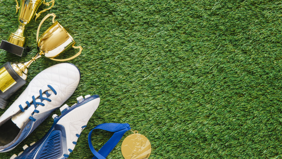 <a href=https://ru.freepik.com/free-photo/football-background-on-grass-with-copyspace-on-right_2351181.htm>Изображение от Freepik</a>
