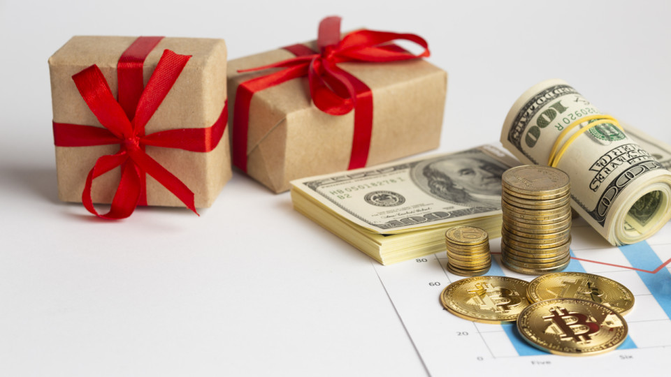 <a href=https://ru.freepik.com/free-photo/high-angle-money-stacks-near-gifts_5481193.htm>Изображение от Freepik</a>