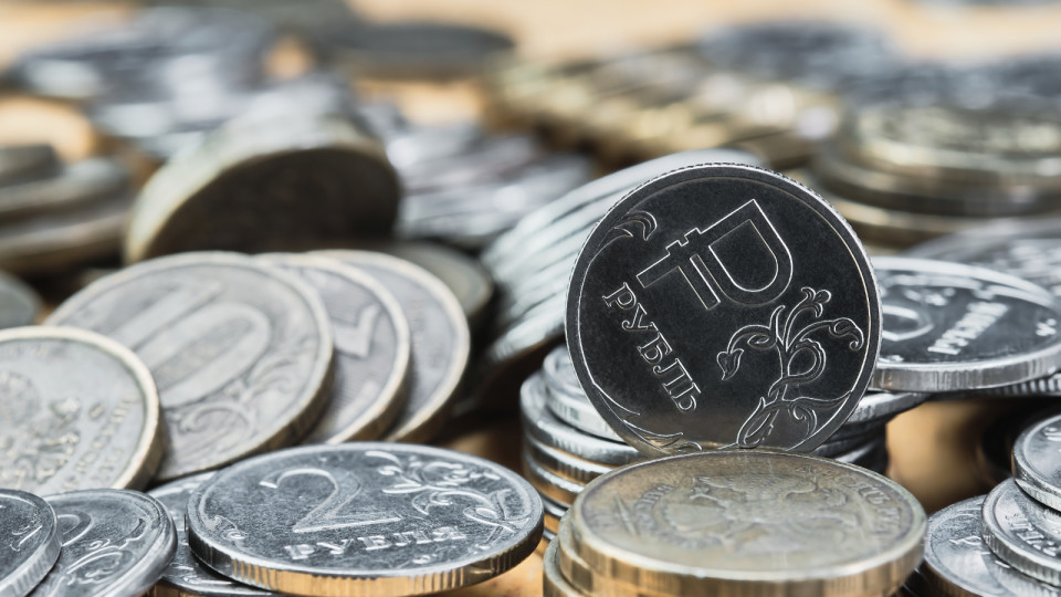 <a href=https://ru.freepik.com/free-photo/background-blurry-out-of-focus-bokeh-and-pasteurization-coins-of-the-russian-ruble-on-the-table-the-change-in-the-exchange-rate-of-the-ruble-idea-for-economic-news-banner_29072293.htm>Изображение от ededchechine на Freepik</a>