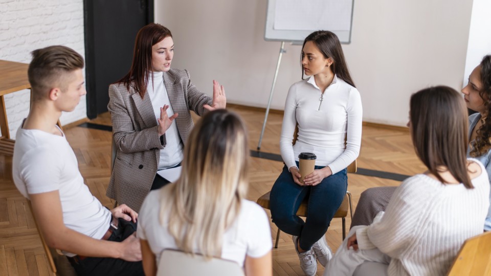 <a href=https://ru.freepik.com/free-photo/close-up-people-sitting-in-circle_13360960.htm>Изображение от Freepik</a>