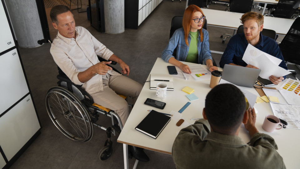 <a href=https://ru.freepik.com/free-photo/man-in-a-wheelchair-having-an-inclusive-office-job_30125077.htm>Изображение от Freepik</a>