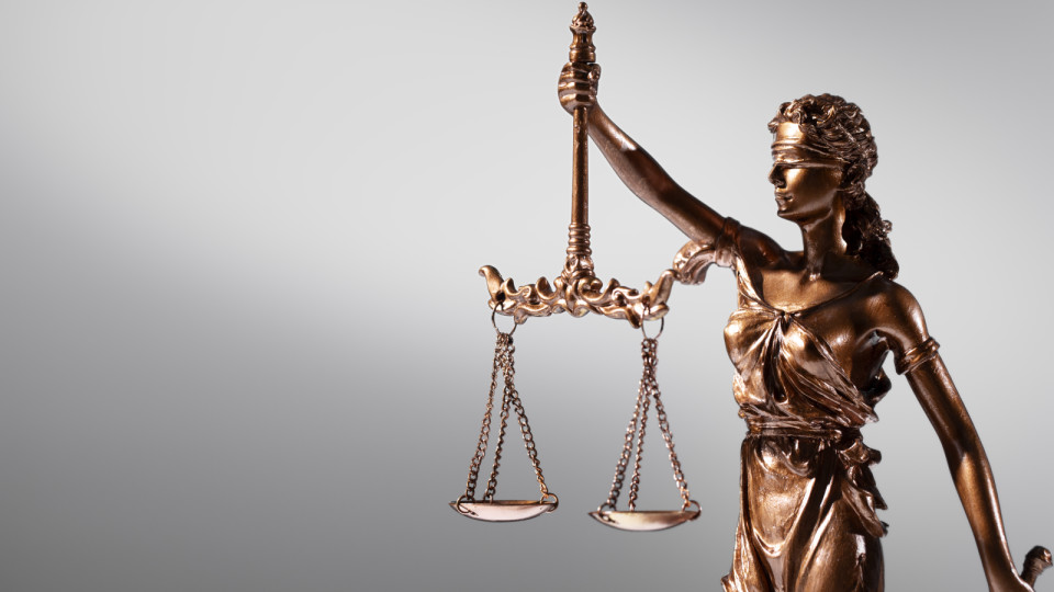 <a href=https://ru.freepik.com/free-photo/still-life-with-the-scales-of-justice_33124018.htm>Изображение от Freepik</a>