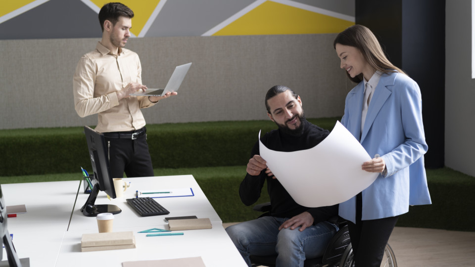 <a href=https://ru.freepik.com/free-photo/medium-shot-colleagues-working_23628844.htm>Изображение от Freepik</a>