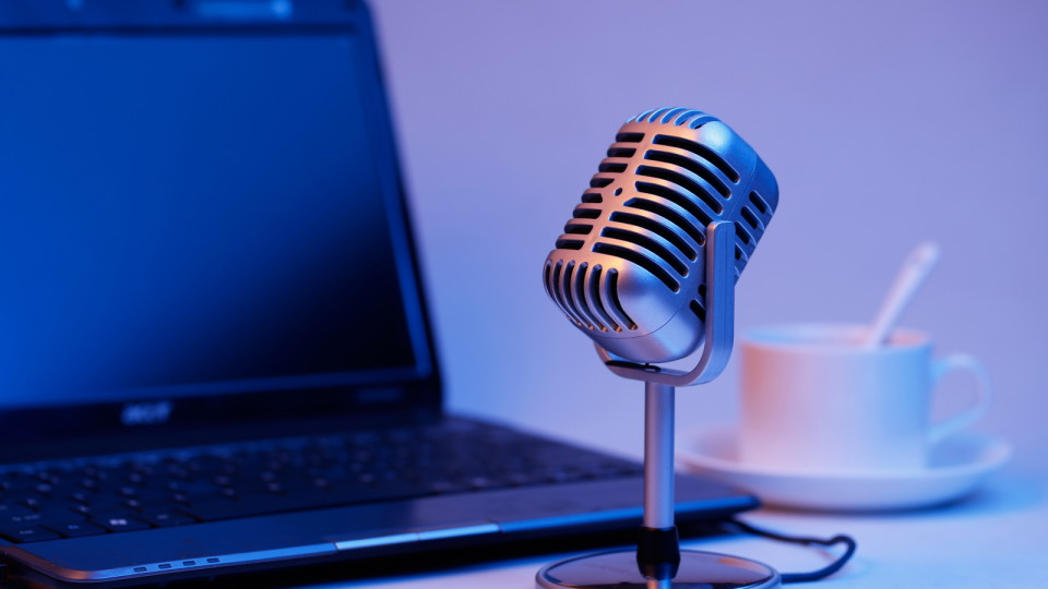<a href=https://ru.freepik.com/free-photo/retro-microphone-and-notebook-computer-live-webcast-on-air-concept_1168131.htm>Изображение от xb100 на Freepik</a>