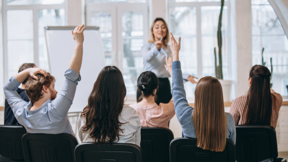 <a href=https://ru.freepik.com/free-photo/female-speaker-giving-presentation-in-hall-at-university-workshop-audience-or-conference-hall_12726939.htm>Изображение от master1305 на Freepik</a>