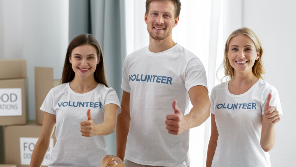<a href=https://ru.freepik.com/free-photo/smiley-volunteers-posing-while-giving-thumbs-up_9664517.htm>Изображение от Freepik</a>