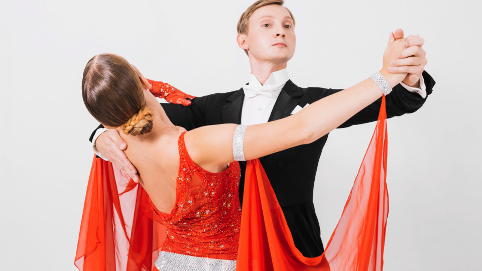 <a href=https://ru.freepik.com/free-photo/couple-dancing-waltz_1459843.htm>Изображение от Freepik</a>