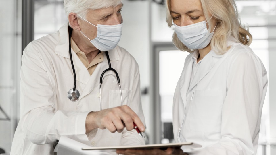 Изображение от <a href=https://ru.freepik.com/free-photo/doctors-with-medical-masks-talking_13819891.htm>Freepik</a>