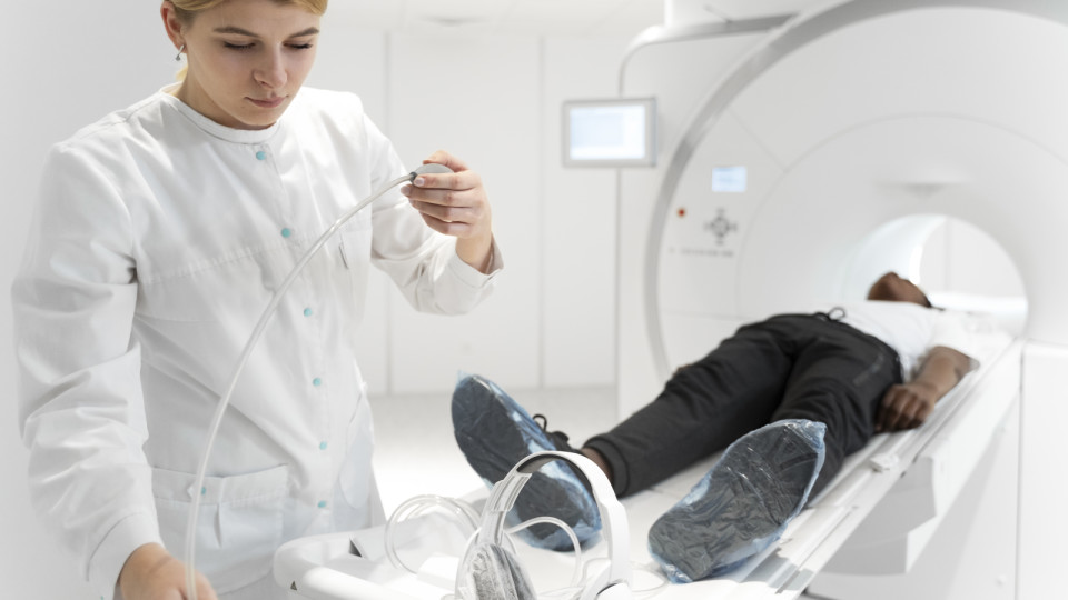 Изображение от <a href=https://ru.freepik.com/free-photo/high-angle-patient-ready-to-get-ct-scan_24482110.htm>Freepik</a>