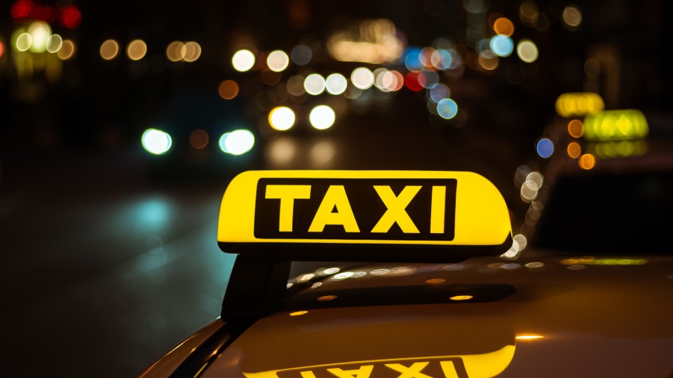 <a href=https://ru.freepik.com/free-photo/yellow-and-black-sign-of-taxi-placed-on-top-of-a-car-at-night_9931697.htm>Изображение от wirestock</a> на Freepik