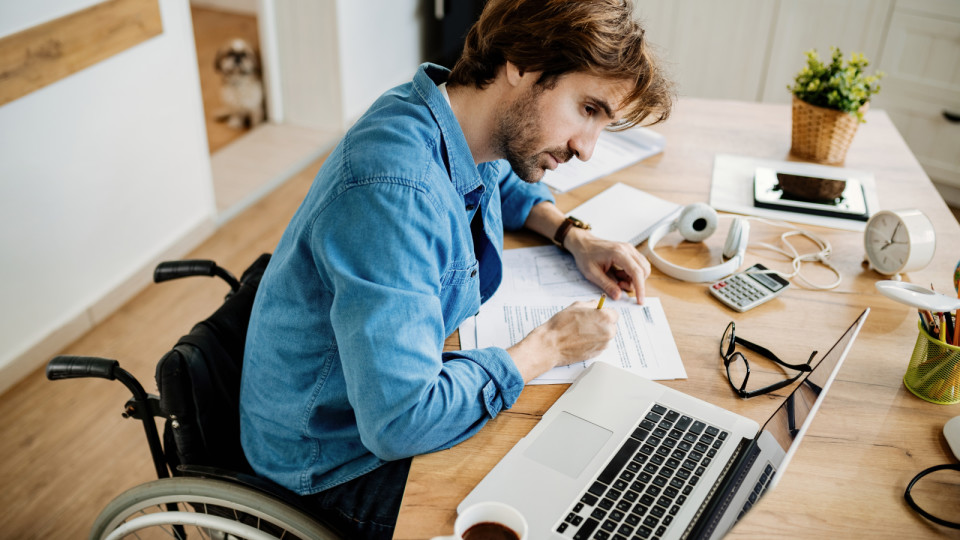 <a href=https://ru.freepik.com/free-photo/high-angle-view-of-young-businessman-in-wheelcle-working-on-laphair-doing-paperwork-whitop-at-home_25751031.htm#query=%D1%80%D0%B0%D0%B1%D0%BE%D1%82%D0%B0%20%D0%B4%D0%BB%D1%8F%20%D0%B8%D0%BD%D0%B2%D0%B0%D0%BB%D0%B8%D0%B4%D0%BE%D0%B2&position=6&from_view=search&track=ais&uuid=f8a43f0e-7adf-4cb3-a890-a13f2cbdc4e4>Изображение от Drazen Zigic на Freepik</a>
